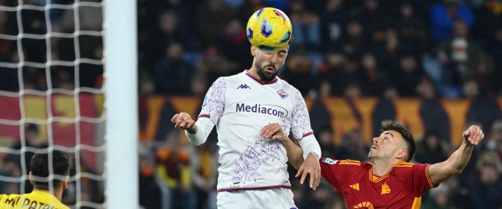 El argentino Lucas Martínez Quarta anotó el tanto del conjunto violeta en el estadio Olímpico de Roma.