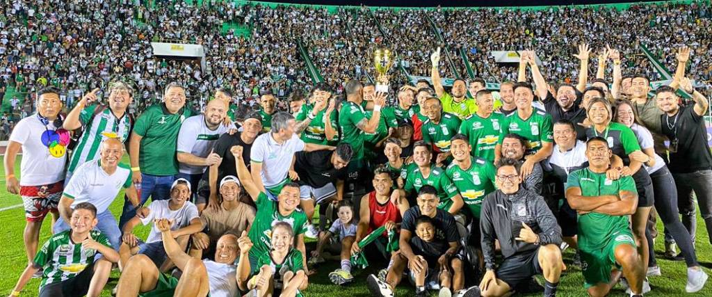 Los jugadores de Oriente, con trofeo en mano, celebraron la victoria con una postal con su hinchada de fondo.