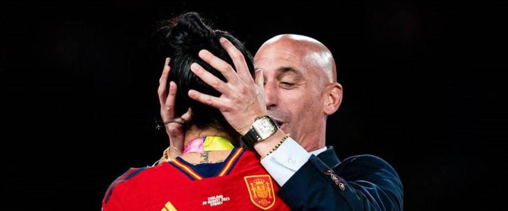 El expresidente de la RFEF, Luis Rubiales, irá a juicio en España por el beso forzado a la jugadora Hermoso.