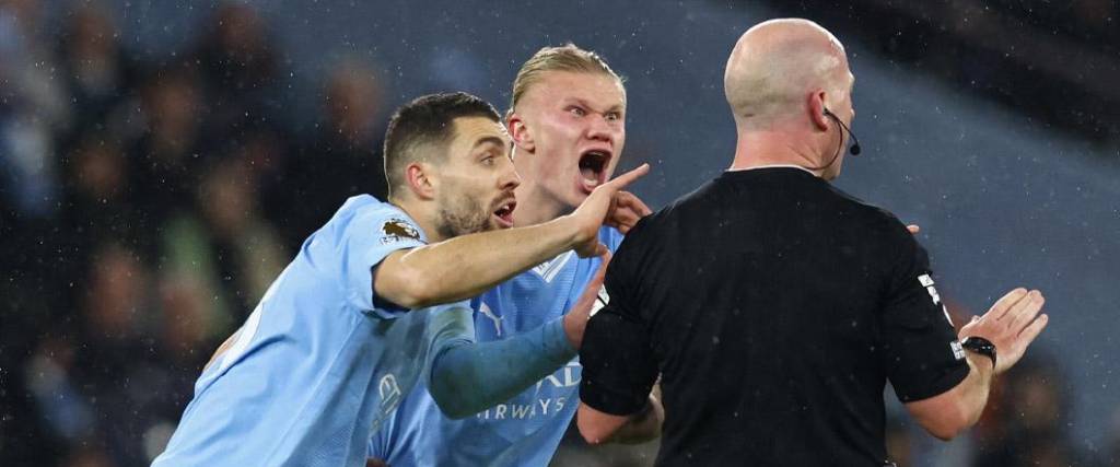 Los jugadores del City le reclamaron al árbitro por terminar el partido en pleno contragolpe a su favor.