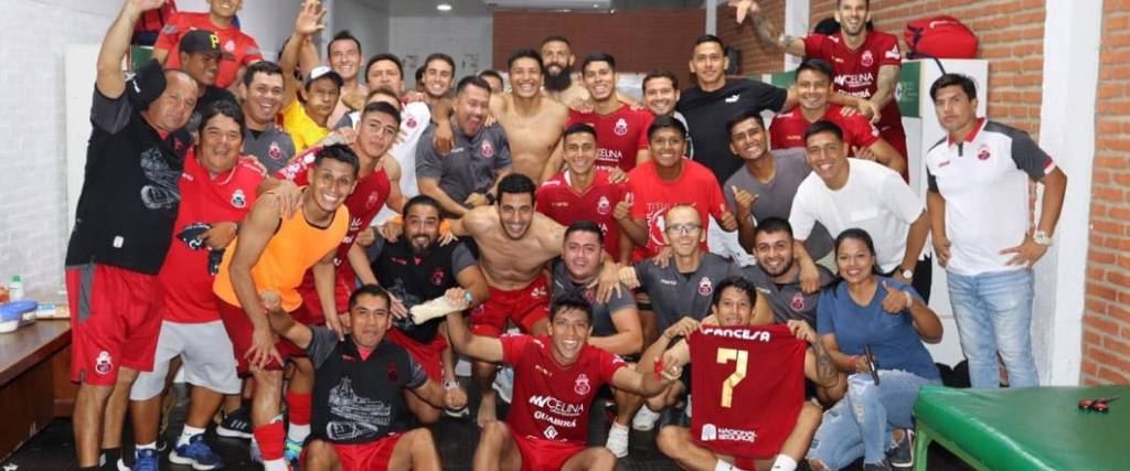 Los jugadores del conjunto azucarero celebraron la victoria en el vestuario del estadio Gilberto Parada.