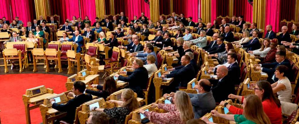 Legisladores imitaron el remo que hizo la hinchada de Noruega 