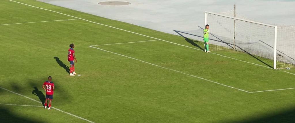 El arquero Gabriel Tesonotte de Wilstermann Cooperativas se ubica cerca del palo derecho.