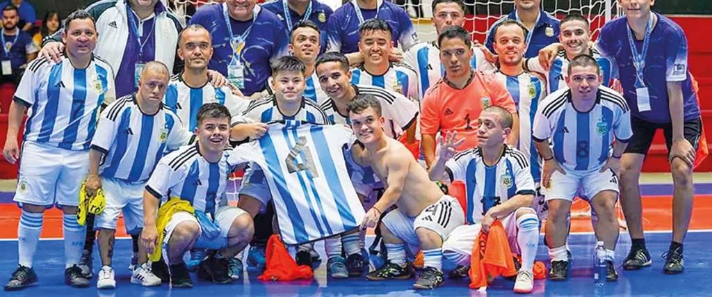 La Selección Argentina se consagró campeón del Mundial de Talla Baja en medio de un escándalo. 