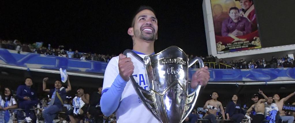 Diego Bejarano con el trofeo de la Copa de la División Profesional