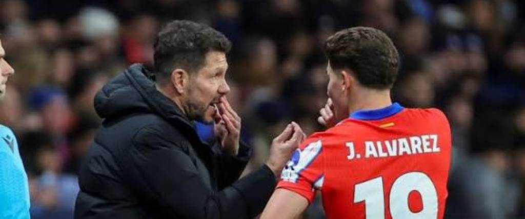 Diego Simeone (izq.) habla con el delantero Julián Álvarez en un encuentro anterior. 