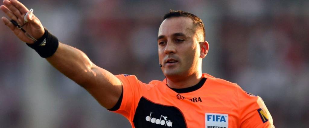 Fernando Espinoza, árbitro argentino, que quiso ‘farmear aura’ en un sorteo entre capitanes. 
