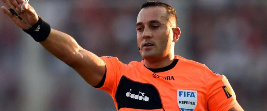 Fernando Espinoza, árbitro argentino, que quiso ‘farmear aura’ en un sorteo entre capitanes. 