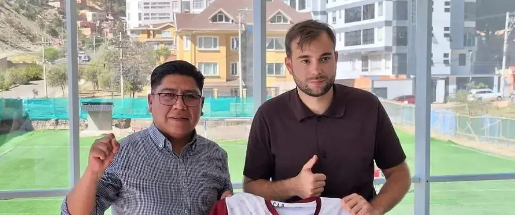 El presidente de Always Ready, Andrés Costa (der.) junto con el vicepresidente del Consejo Municipal de El Alto, Omar Acarapi. 