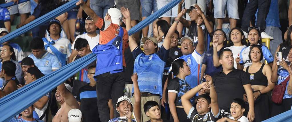 La dirigencia de Blooming hizo un llamado de reflexión a sus hinchas por la multa por lanzar una yuca.