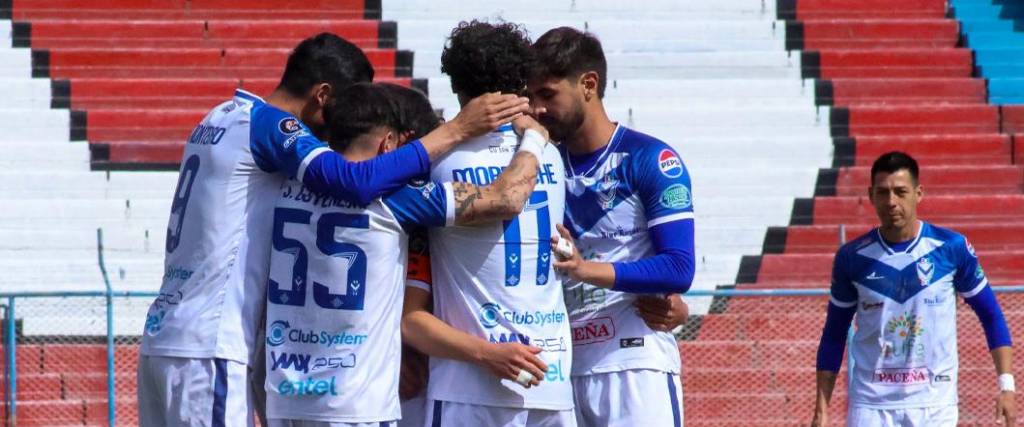 El conjunto orureño terminó ganando el partido en el Jesús Bermúdez con tres goles de Álex Cáceres.