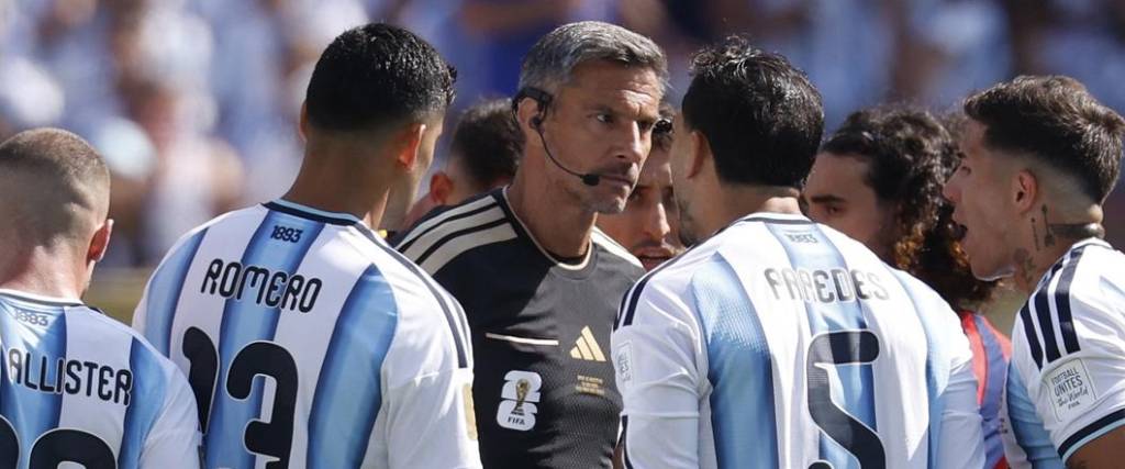 El juez esloveno fue cuestionado por los hinchas argentinos por sus decisiones en la final del Mundial.