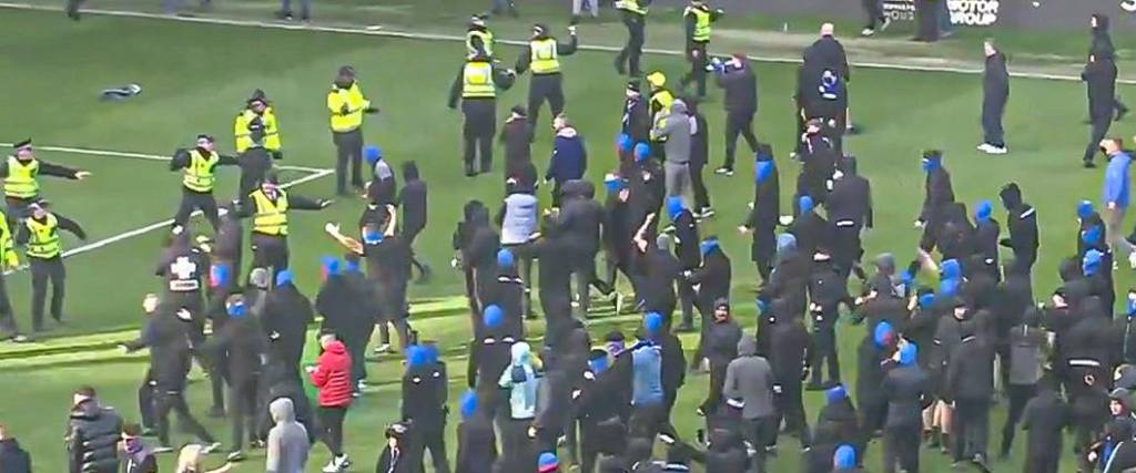 Los hinchas de Celtic y Rangers protagonizaron una batalla campal tras el clásico del fútbol escocés.