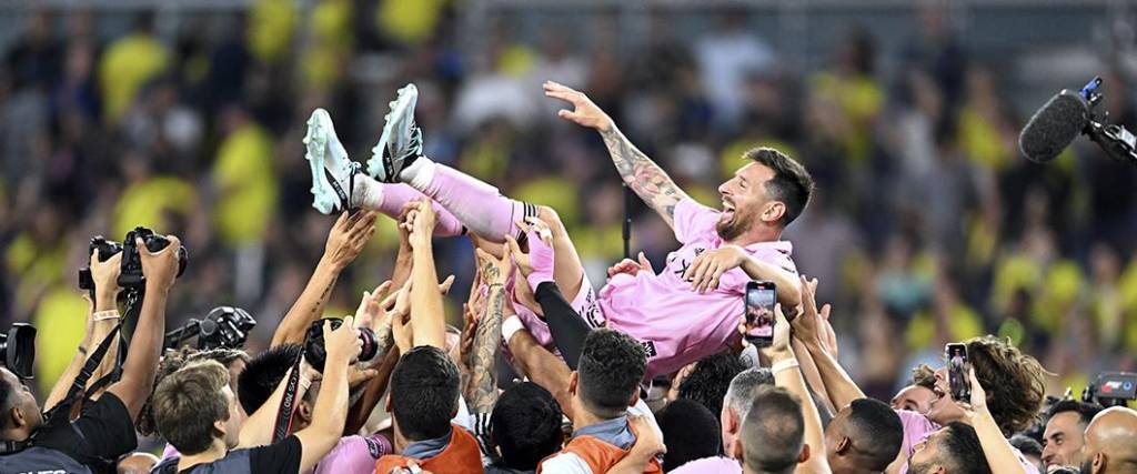 Messi celebró junto a sus compañeros el primer título del Inter Miami 