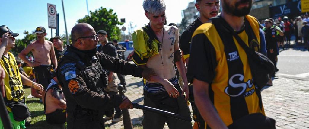 Los hinchas de Peñarol fueron detenidos tras protagonizar actos de vandalismo en Río de Janeiro.