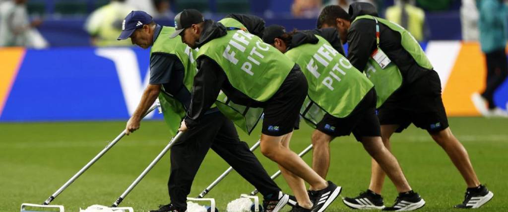 Los miembros de logística se encargaron de drenar el agua del gramado del estadio de Filadelfia.