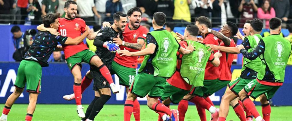 Los jugadores portugueses fueron a abrazar al portero Diogo Costa, quien fue el héroe de la clasificación.