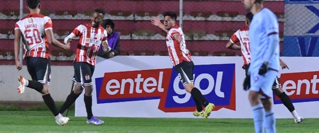 Barbosa y Cristaldo marcaron los goles para la victoria de Independiente Petrolero ante Bolívar.