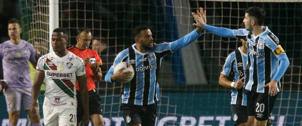 El equipo de Porto Alegre se impuso en condición de local a Fluminense, remontando con goles de Reinaldo.