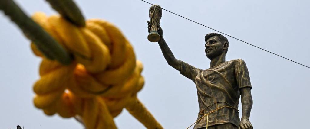 La estatua de Lionel Messi fue asegurada con sogas de seguridad debido a su inestabilidad.