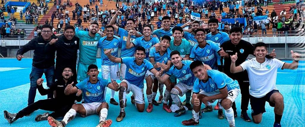 El conjunto celeste celebró el triunfo con su hinchada tras vencer a Wilstermann por 1-0 en el clásico.