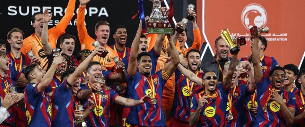 El uruguayo, capitán del Barcelona, fue el encargado de levantar el trofeo de campeón de la Supercopa.