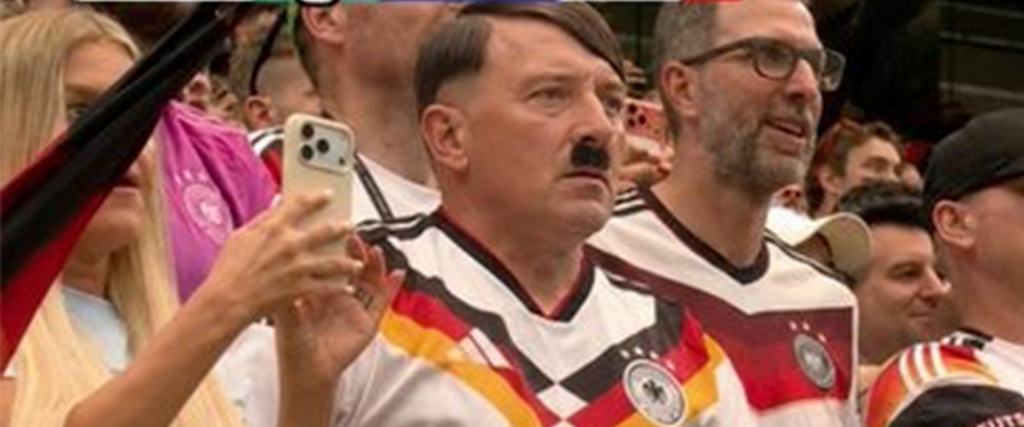 El hincha de la selección germana captó la atención del público por su parecido a Adolf Hitler.