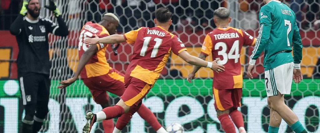 El nigeriano Osimhen marcó el único tanto para la victoria del equipo turco ante el Liverpool.