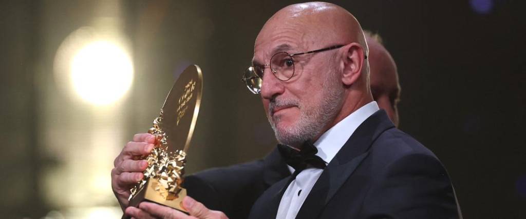 El técnico de la selección española, Luis de la Fuente, se quedó con el Trofeo Johan Cruyff al mejor DT.