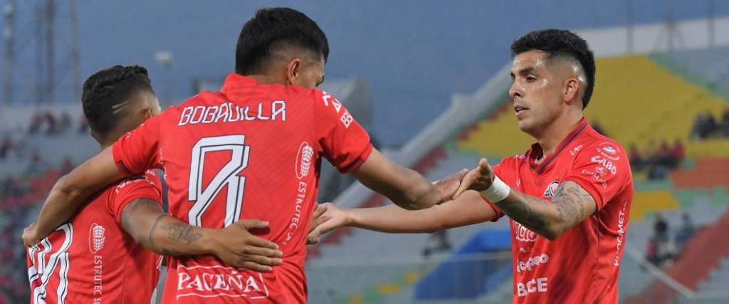 El paraguayo Héctor Bobadilla anotó los dos goles del equipo aviador para el triunfo ante Real Santa Cruz.