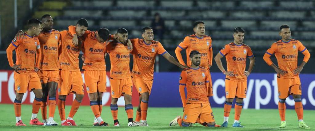 El conjunto celeste, que usó su indumentario naranja, quedó eliminado por penales ante El Nacional.