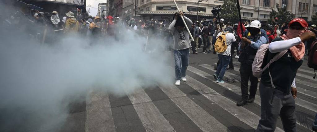La protesta de maestros mexicanos fue interrumpida por la policía de la capital que será sede del Mundial.