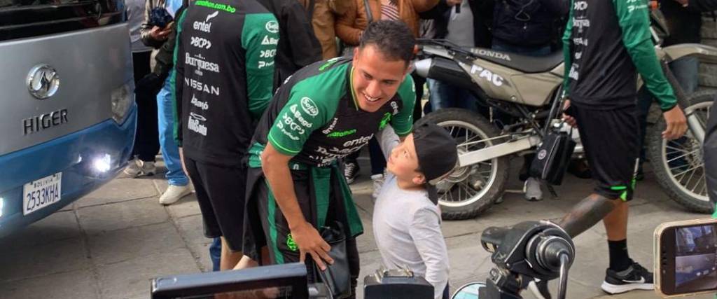 Marcelo Suárez fue uno de los jugadores que paró a saludar a los niños que llegaron al Hernando Siles.