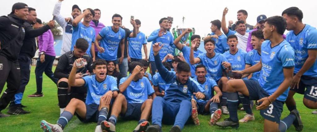 La academia cruceña, finalista del torneo anterior, coronó un buen año con el trofeo de campeones.