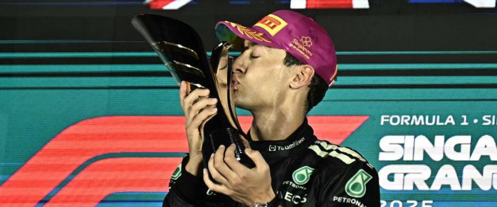 El piloto británico logró la victoria en el Gran Premio de Singapur por delante de Max Verstappen.