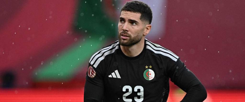 El portero argelino sufrió una fractura en la mandíbula y puede llegar a perderse la Copa del Mundo.