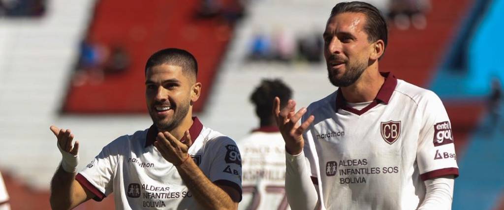 Carlos ‘Tonino’ Melgar y Santiago Echeverría festejan el primer tanto del compromiso ante Real Oruro.