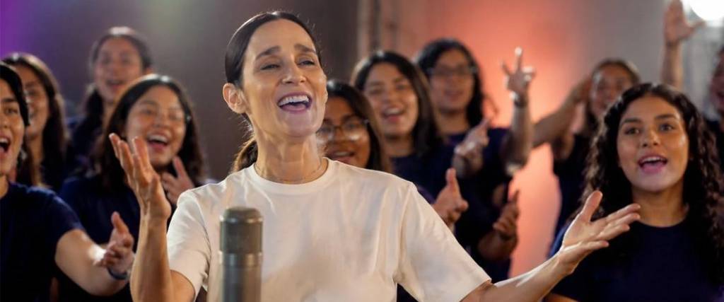La canción de Julieta Venegas fue blanco de críticas y burlas por parte de los amantes del fútbol.