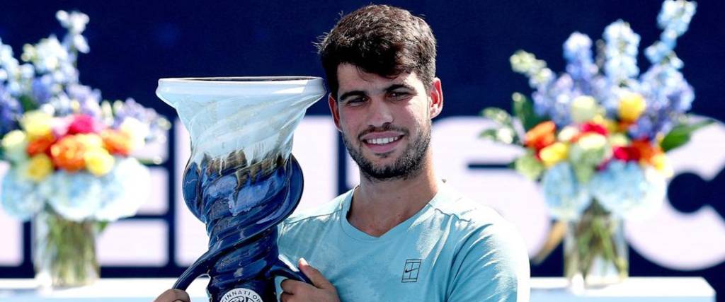 El tenista español ganó su primer Masters 1000 de Cincinnati tras el abandono del italiano Jannik Sinner.