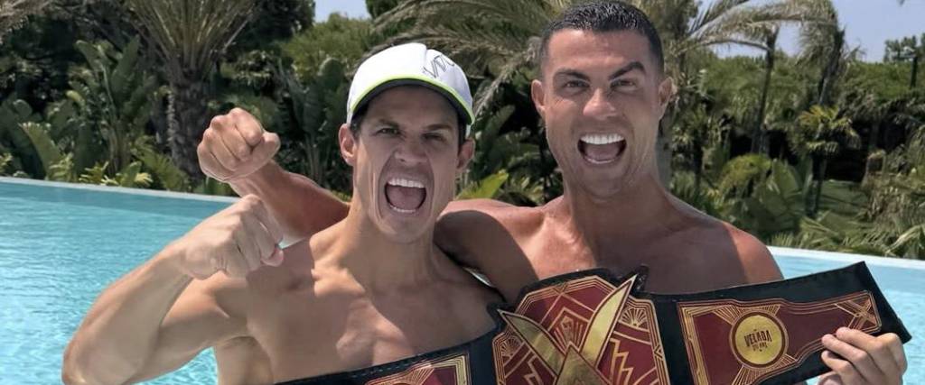 Edu Aguirre y Cristiano Ronaldo posaron con el cinturón de la Velada del Año.