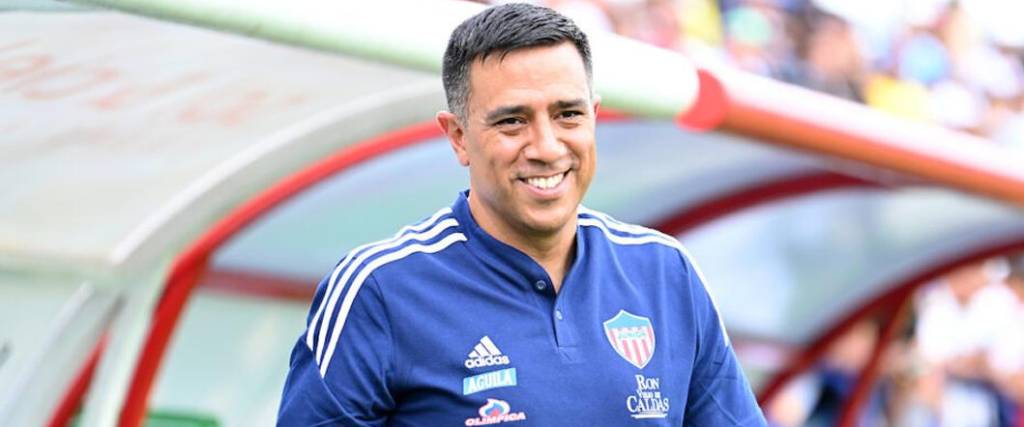 El técnico venezolano quedó libre tras su paso por Junior de Barranquilla en el fútbol colombiano.