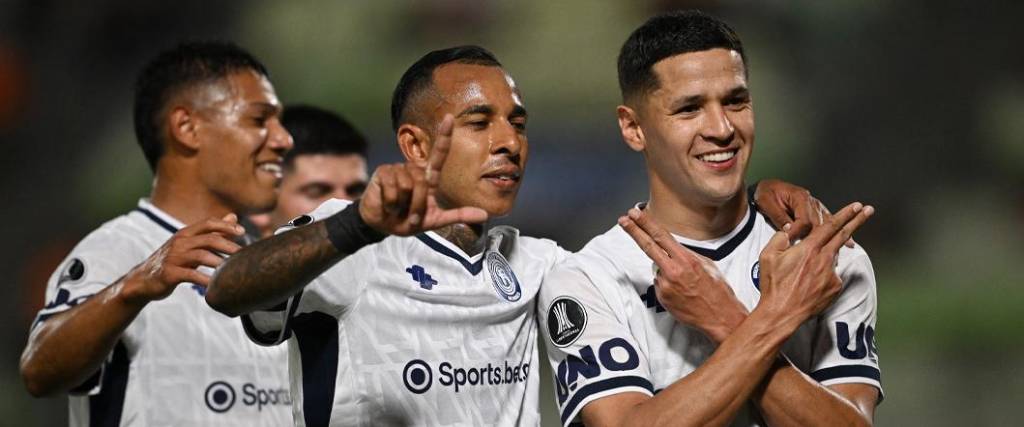 El paraguayo Álex Arce marcó tres goles para la victoria del conjunto argentino en Venezuela.