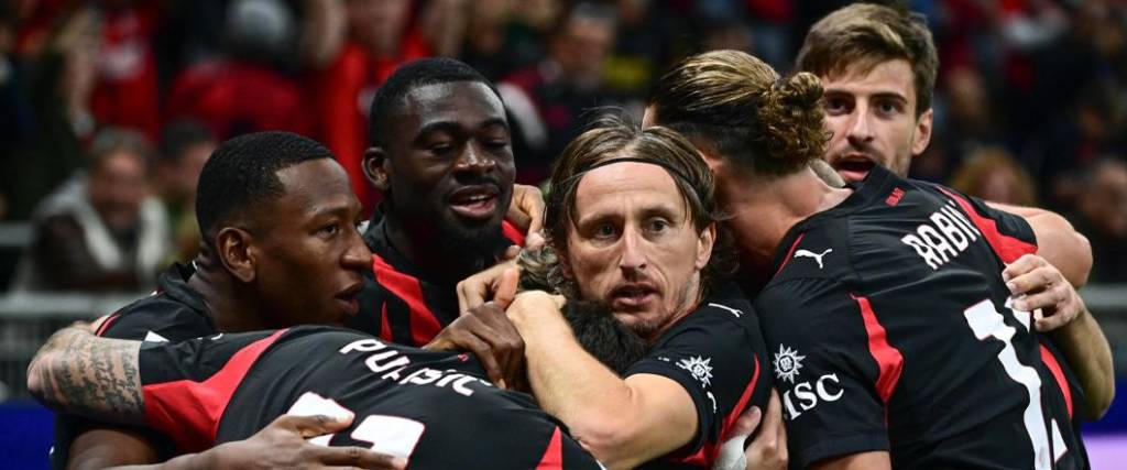 El equipo ‘rossonero’ logró una victoria por 2-1 en condición de local para tomar el liderato en Italia.