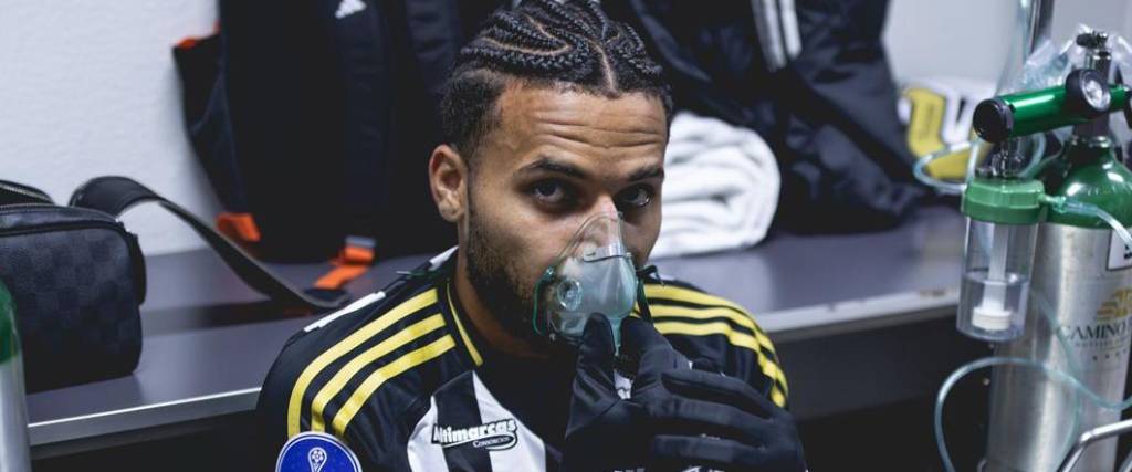 Alexsander, que marcó el 0-1 a favor del Mineiro, fue uno de los jugadores que recurrió al oxígeno.