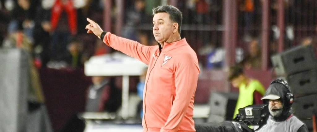 El técnico cochabambino se marcha de Always Ready por los malos resultados en la Copa Libertadores.