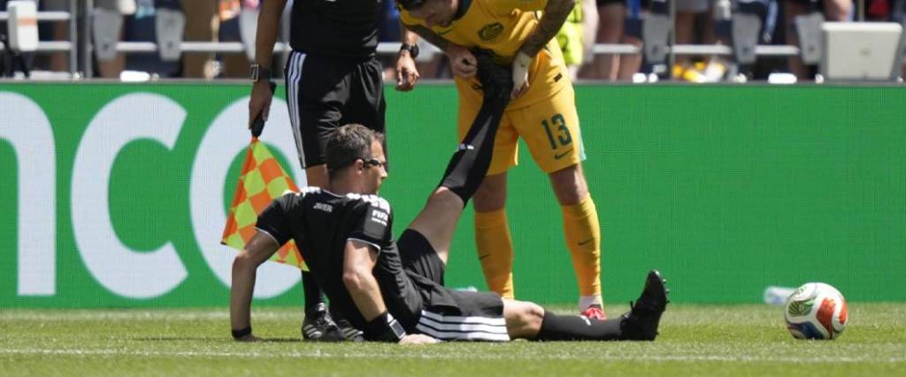  Zwayer recibió asistencia en plena cancha tras sufrir una contractura muscular durante el partido.