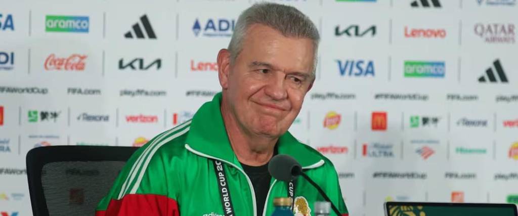 Javier Aguirre, seleccionado mexicano en plena conferencia de prensa.