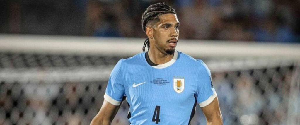 El defensor charrúa viajó a Barcelona para tratarse la molestia muscular que sufrió en una práctica.