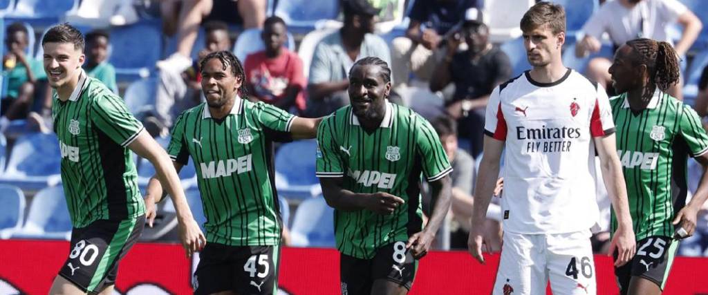 El equipo ‘rossonero’ se quedó sin chances de ganar el título en Italia tras una derrota ante Sassuolo.