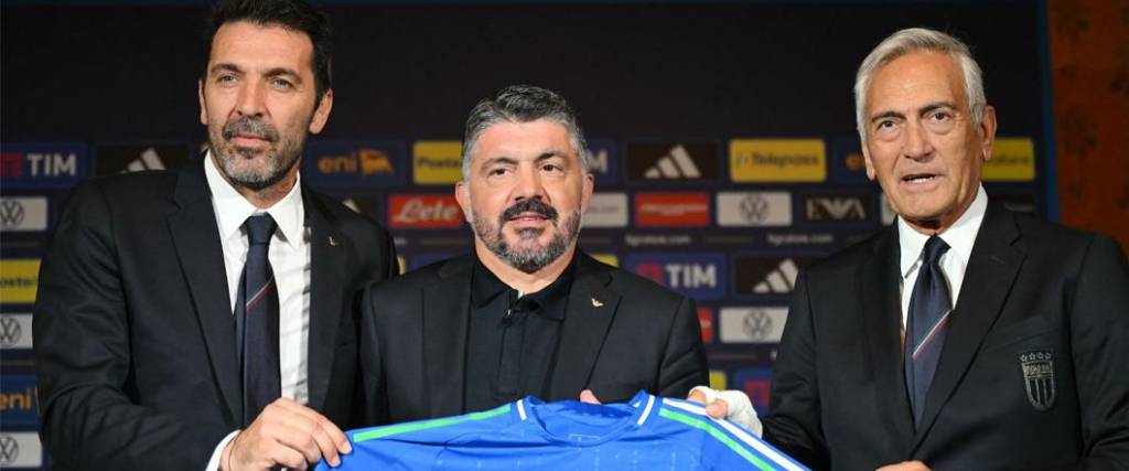 El presidente de la Federación Italiana (dcha.) renunció a su cargo, al igual que el manager Gianluigi Buffon.